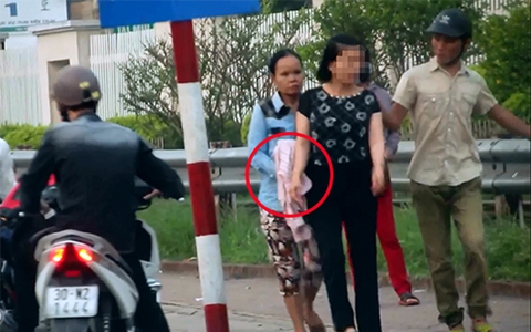 Bắt "nữ quái" dàn cảnh móc trộm tài sản ở trước khu vực bệnh viện Bạch Mai 