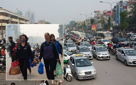 Hà Nội: Bệnh nhân, người nhà lỉnh kỉnh đi bộ đến bệnh viện vì phải gửi xe cách nửa cây số