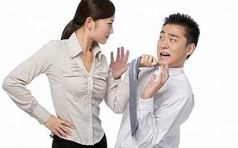 Chồng nhu nhược "bịt tai"' để vợ chửi mắng mẹ
