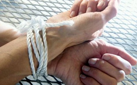 Hãi hùng vì lấy phải chồng bệnh hoạn