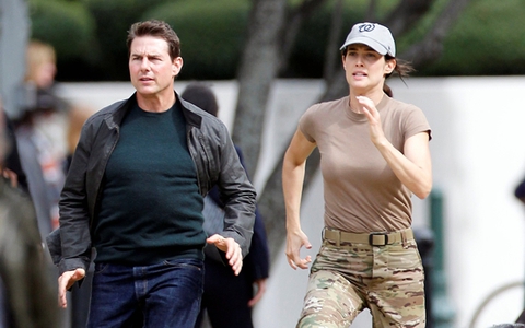 Mặc Katie Holmes hẹn hò, Tom Cruise còn đi giải cứu mỹ nhân này