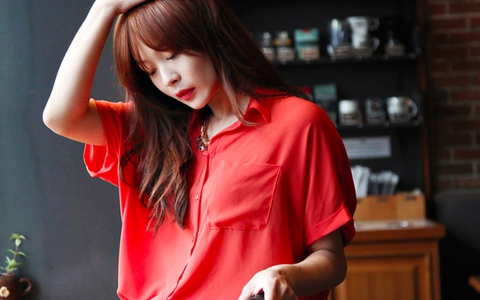 3 mẹo chọn đồ giúp nàng công sở tránh vết mồ hôi loang dưới cánh tay 