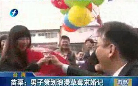 Bật cười vì cô gái sốt sắng nhận lời cầu hôn