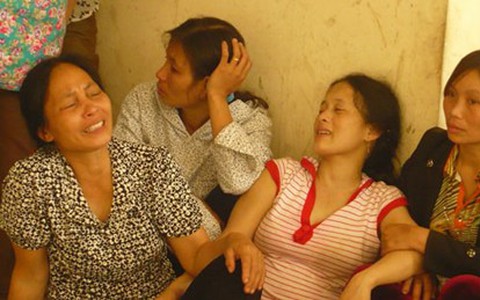 Lấy máu xong, bé 4 tháng tuổi khóc thét rồi tử vong