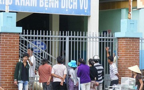 Nữ hộ lý chết tại cơ quan với 2 con dao cắm trên ngực