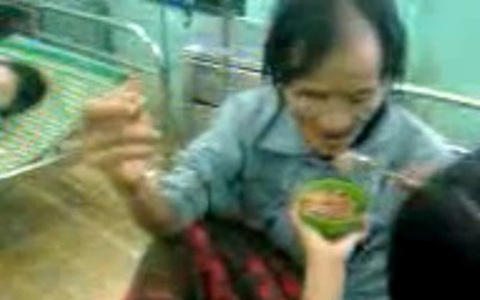 Bữa cơm đầu tiên nấu bằng gạo đỏ của “người rừng”