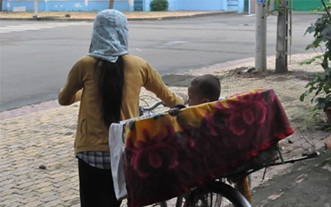 Đi bán vé số bị tông xe, mẹ chết, con nguy kịch
