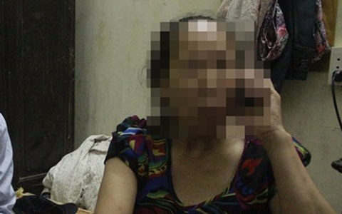 Con dâu trần tình việc để mẹ chồng 82 tuổi nằm ngoài trời mưa
