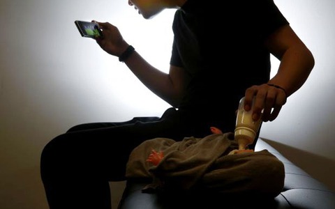 Bé gái 3 tháng tuổi tử vong vì bố vừa chơi game vừa cho con bú bình