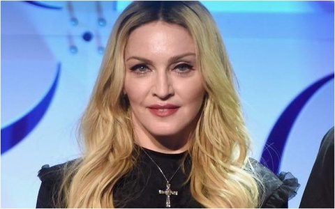 Madonna đâm đơn kiện con trai chỉ vì... quá yêu con