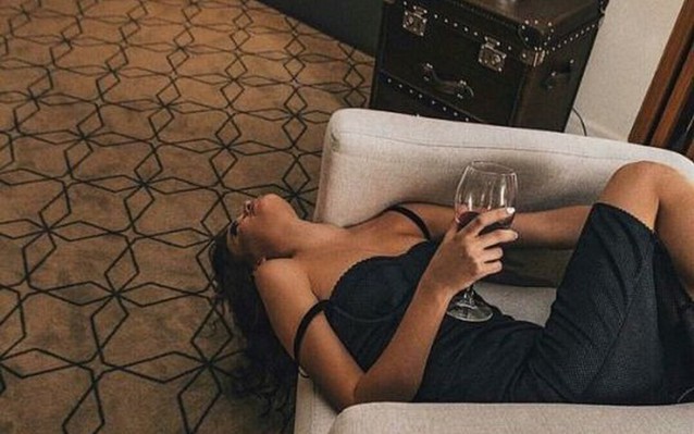 Xem ''Sex Life'' lúc chồng đang ngủ, tôi chợt nhận ra: Có kiểu phản bội không nằm trên giường