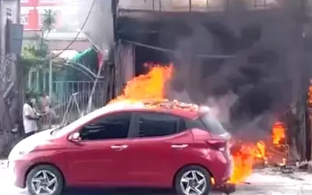 [CLIP] Đổ xăng dọa vợ, cả tiệm gội đầu, quán ăn và ô tô bị lửa bao trùm