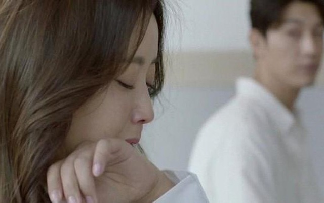 Trên đường đi đăng ký kết hôn với người mới thì tôi gặp chồng cũ, anh gượng cười đưa tôi một túi đồ khiến tôi bật khóc ngay tại chỗ rồi lập tức quyết định quay về