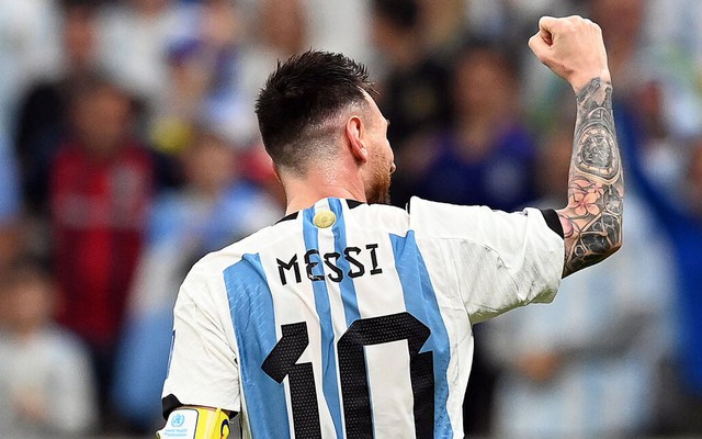 Hãy chiêm ngưỡng chiếc áo đấu của Messi, một trong những cựu vương của bóng đá thế giới. Sự kết hợp giữa màu sắc và thiết kế tạo nên một sản phẩm đẳng cấp và đầy sức hút cho fan hâm mộ của Messi.