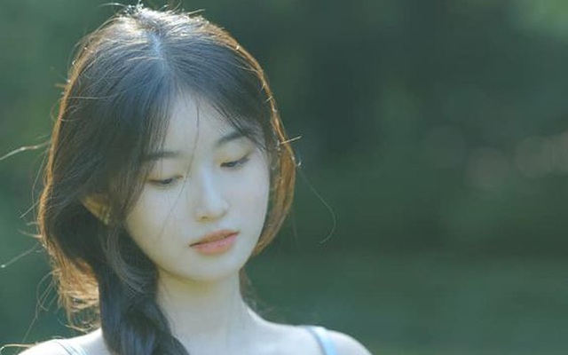 Sếp dẫn cả phòng đi ăn mừng thoát kiếp độc thân, nào ngờ vừa thấy người yêu của chị ấy, tôi đã run rẩy