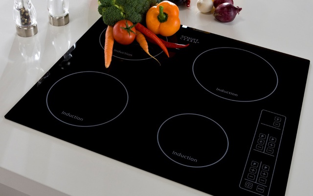 Có được dùng nước lau bếp hoá học để lau mặt kính bếp từ không?