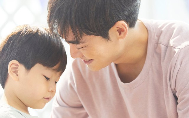 Giúp đỡ đứa trẻ đi lạc, tôi không ngờ lại nhận được món quà bất ngờ từ bố bé