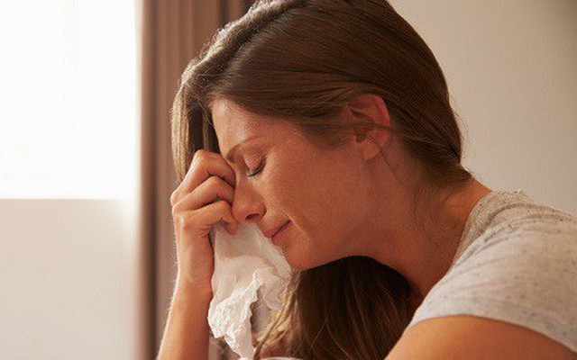 Thắt lòng khi nghe con hỏi: “Sao mẹ để bố nằm dưới đất lạnh vậy?”