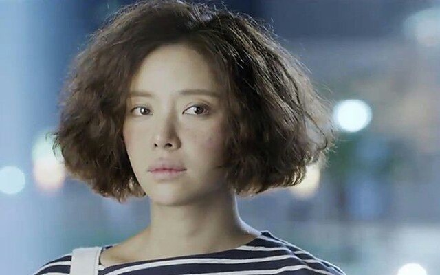 Sáng ngủ dậy, tôi thấy hàng chục tin nhắn và cuộc gọi nhỡ của chồng cũ, trong đó có những tin làm tôi bối rối