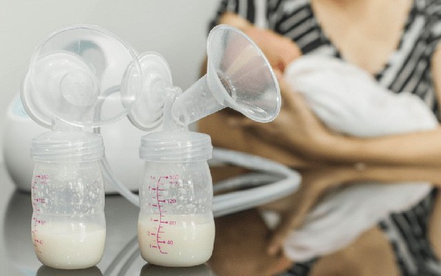 Máy hút sữa giúp ngăn chảy xệ khi cho con bú