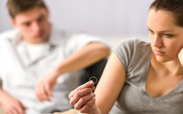 Đi mua nhẫn cưới, chồng cứ ngẩn người nhìn theo người đàn bà mà suốt đời tôi không muốn gặp lại