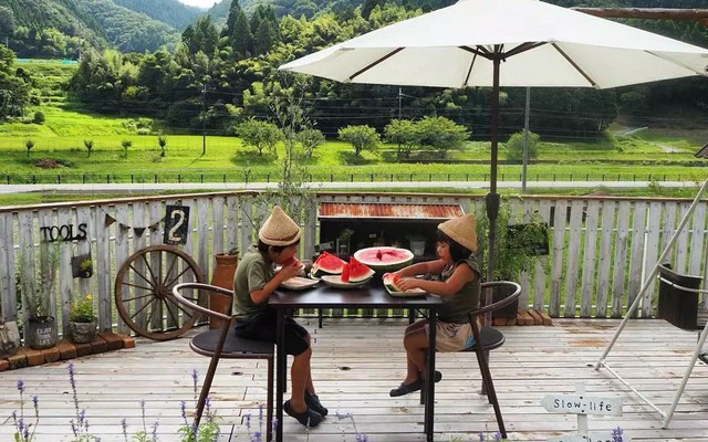 Gia đình Nhật Bản ở làng quê: Du khách sẽ được khám phá nét đặc trưng của văn hóa Nhật Bản tại một làng quê yên bình, với các trang trại và gia đình truyền thống. Sự quan tâm đến nguồn gốc và tính bền vững của sinh vật cùng với các phương pháp truyền thống trong chế biến món ăn, sẽ khiến cho bạn cảm thấy đầy thú vị và sắp xếp trải nghiệm của bạn với những điều tốt đẹp nhất.