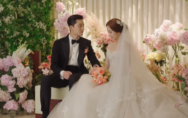 Fan tinh tường soi ra thư ký Kim Park Min Young mặc váy cưới lộng lẫy  nhưng lại quên đeo nhẫn cưới