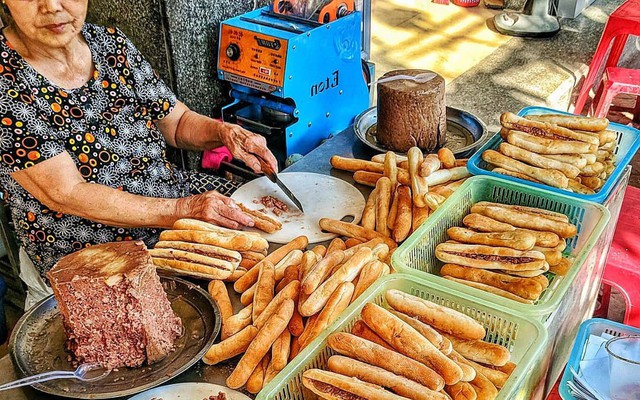 7 món ăn vặt vốn là đặc sản địa phương nhưng ra đến Hà Nội được săn đón rất nhiều 7 Món Ăn Vặt Vốn Là Đặc Sản Địa Phương Nhưng Ra Đến Hà Nội Được Săn Đón Rất Nhiều