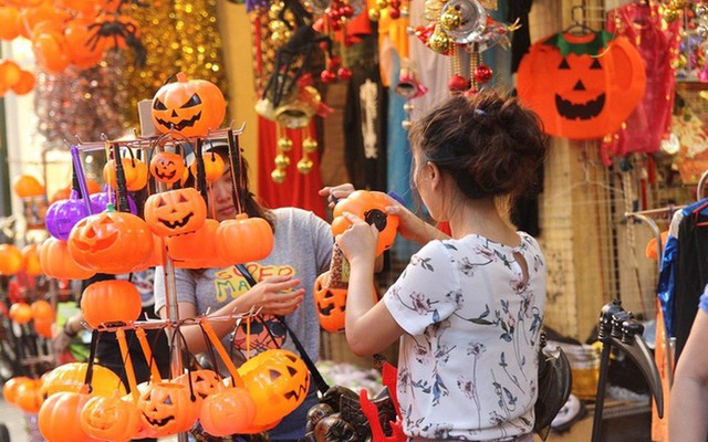 Đi sắm đồ Halloween ở Hàng Mã với nhiều mẫu mã và giá cả hấp dẫn ...