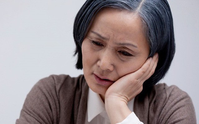 Con trai tôi sắp tái hôn, quỳ xuống chân tôi khóc lóc xin mẹ vào viện dưỡng lão dù tôi đang khỏe mạnh, lý do nó đưa ra khiến cõi lòng tôi vỡ vụn