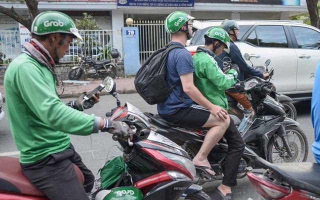 Khách đi Grab tới điểm đón trễ phải trả phí xe chờ quá 5 phút!