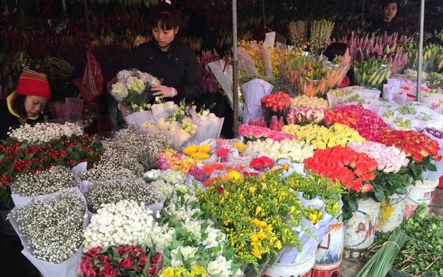Gió mùa về đi chợ hoa Quảng An: Thử trải nghiệm, thử bị lừa để thấy một Hà  Nội thật khác!
