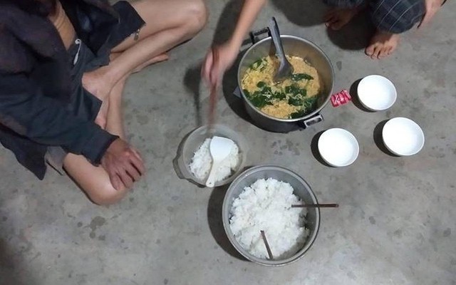 Chỉ có cơm trắng và mỳ gói, bữa cơm đầu tiên của người con về nhà ăn Tết  vẫn ấm áp lạ thường