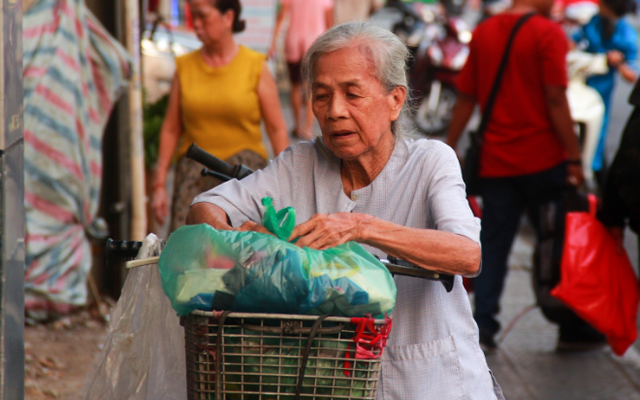 Bà Hai 85 tuổi, dành cả thanh xuân mưu sinh trên vỉa hè Sài Gòn nuôi em gái  mù lòa