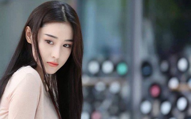 Vừa nhìn thấy tổng giám đốc công ty, tôi choáng váng không thể phản ứng được, không ngờ anh lại tiến tới nắm chặt tay tôi