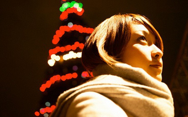 Đêm Noel tôi ôm con nhìn chồng quỳ van xin trước cửa phòng khách sạn 