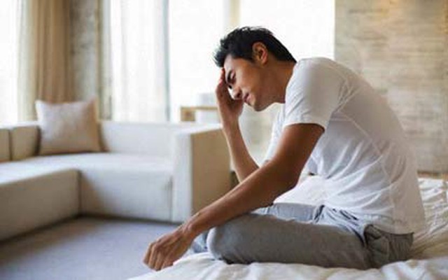 Chết lặng khi đêm tân hôn chồng ngồi cạnh bàn thờ vợ cũ