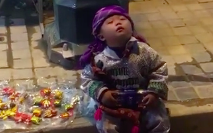 Giấc ngủ chập chờn của em bé bán hàng rong trên chặng đường mưu sinh khiến  nhiều người rơi nước mắt