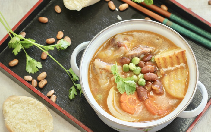 Sườn heo nấu nướng đậu: Món ngon vào cuối tuần cho tới mái ấm gia đình thưởng thức