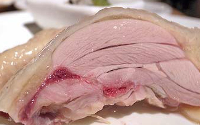 Luộc tai lợn cho thẳng vào nồi nước, làm sai bảo sao tai lợn thâm đen,  không ngon