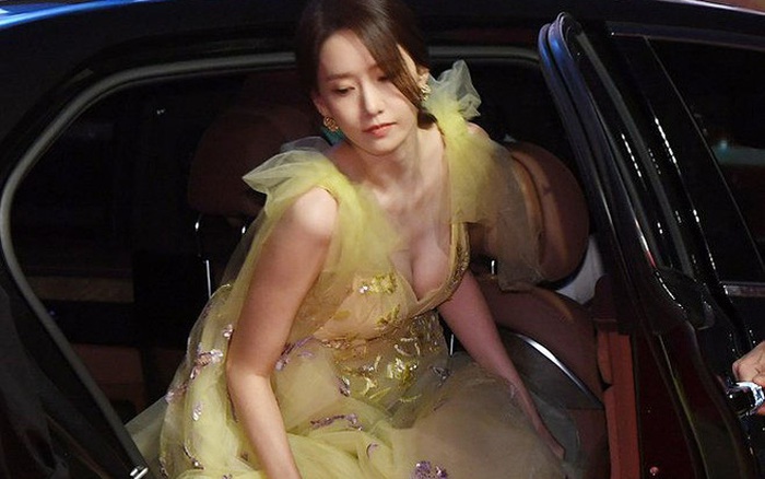 Tashlab ketilgan uyda jinsiy aloqani tomosha qiling