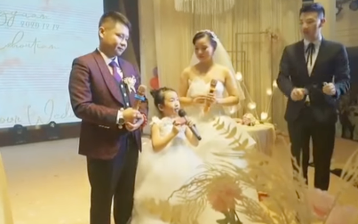 Mẹ đơn thân đem theo con gái đến ngày cưới của mình, bé nói 2 câu mà cả hội trường nghẹn ngào