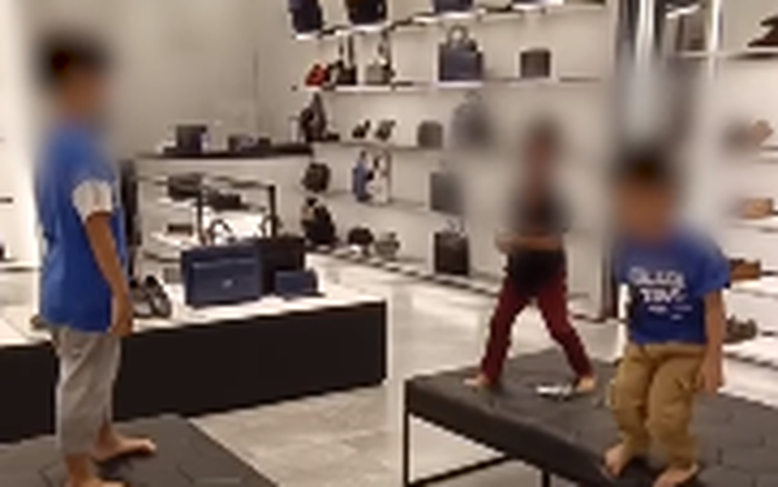 3 bé trai nhảy nhót, nô đùa tại cửa hàng túi xách nổi tiếng khiến nhiều người  phẫn nộ