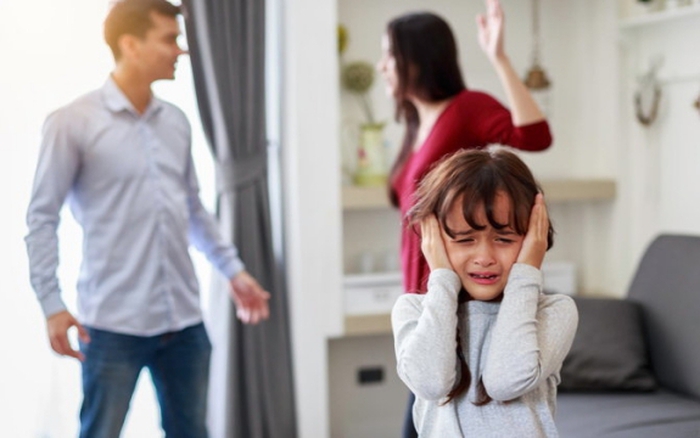 Cãi nhau trước mặt con, bố mẹ có lường được những hệ lụy ...