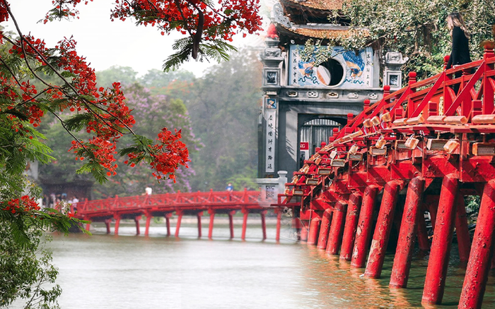 Cầu Thê Húc dẫn vào đền Ngọc Sơn