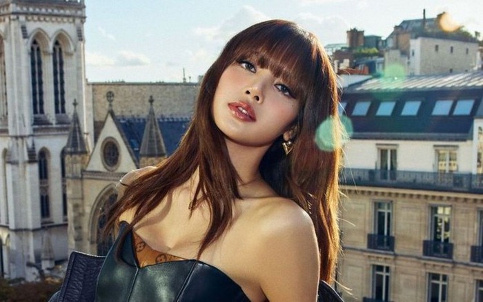 Lisa BlackPink tỏa sáng tại Tuần lễ Thời trang Paris