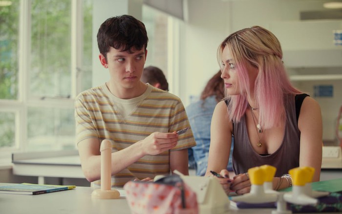 Từng chê phim Sex Education, không ngờ phim giúp tôi dạy con