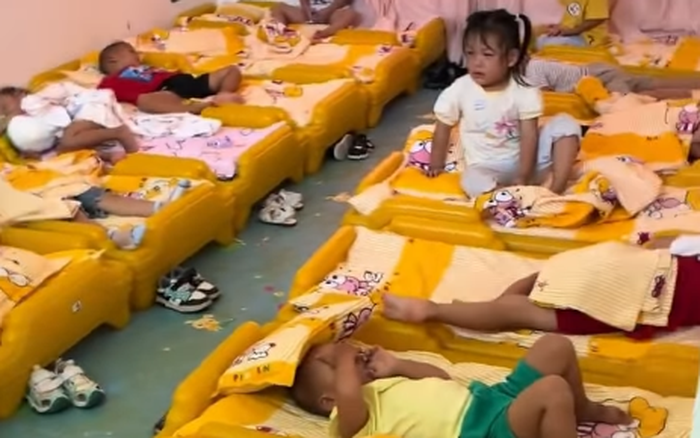 Dàn đồng ca khóc trong giờ ngủ trưa của búp măng non ngày ...
