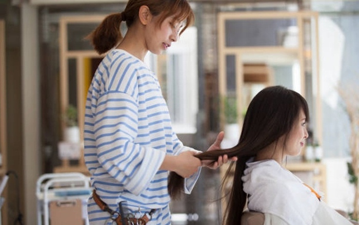 Tôi đi cắt tóc, thợ nhìn tóc tôi nói “Chị đang gặp chuyện lớn lắm”, đúng  từng chi tiết, nhưng đến cuối tôi mới biết sự thật còn đáng sợ hơn