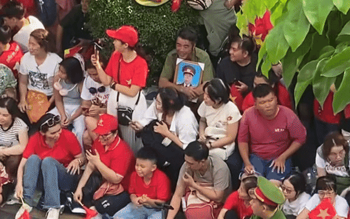 Hình ảnh xúc động giữa dòng người xem diễu binh hôm nay